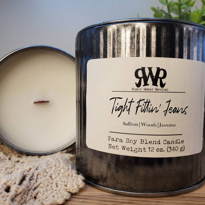 Strak passende jeanskaars met houten lont, waxsmelt en spray voor wholesale door Rusty Water Revival, LLC.