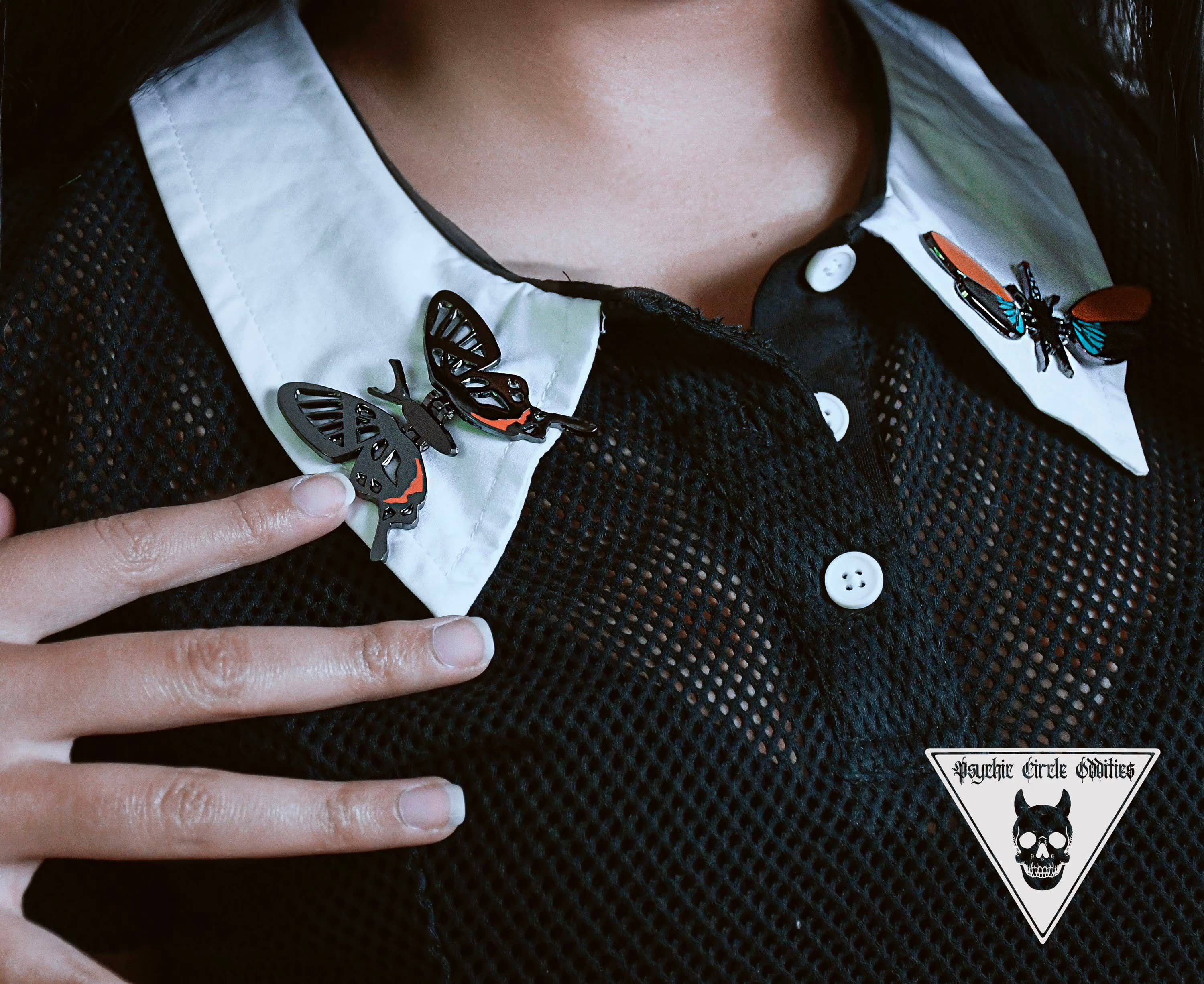 Psychic circle oddities - Venta al por mayor Botón/prendedor - Alfiler de esmalte de ala móvil mariposa de cristal4