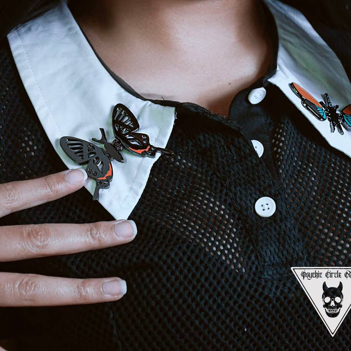 Psychic circle oddities - Venta al por mayor Botón/prendedor - Alfiler de esmalte de ala móvil mariposa de cristal4