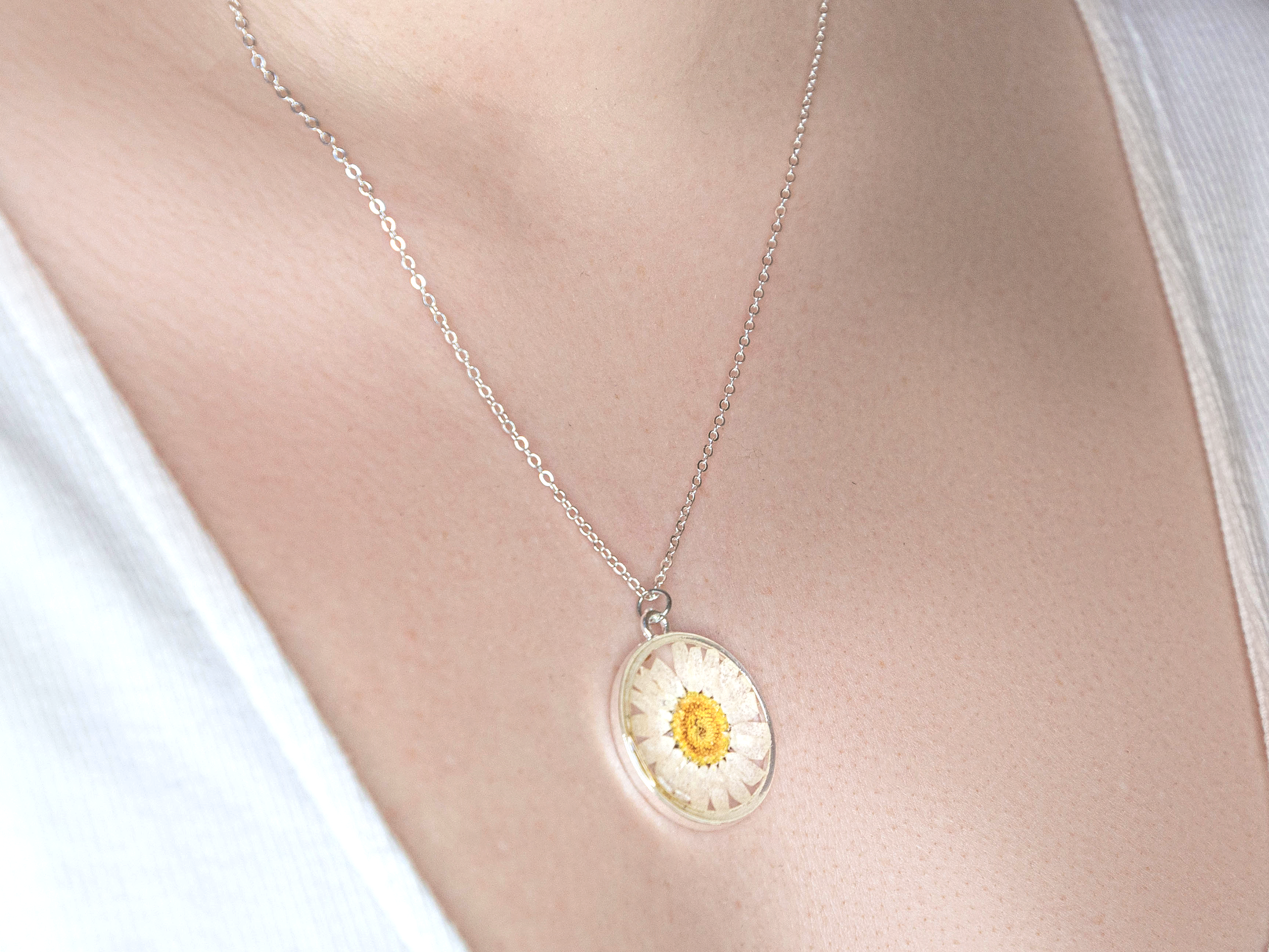 Allie and Posie – wholesale Pendant/charm necklace – DAISY necklace with real pressed marguerite daisies in resin3