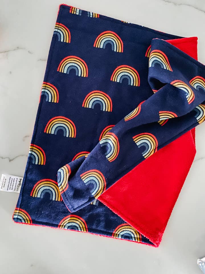 Marineblauer Regenbogen-Lovey mit roter Minky-Rückseite für den Großhandel von Gingerly Sewn