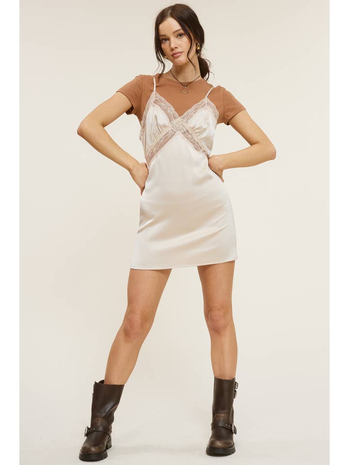 Mimosa - Vente Robe – femme - Robe nuisette mini en satin et dentelle à col en V avec bordure en dentelle transparente13