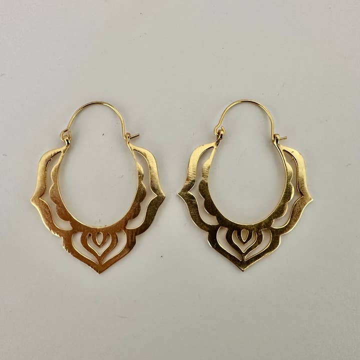 Lotusblumen-Ohrringe | Goldene Hängeohrringe für den Großhandel von Anokhi Green | Handmade Gemstone Jewelry