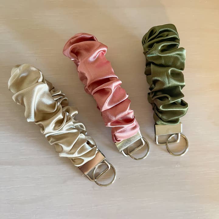 Satin Scrunchie Wristlet | Scrunchie håndsender | Nøglering for engroshandel hos CraftsbyClarisse