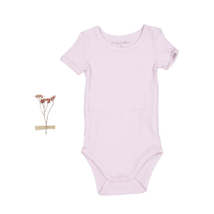 Grenouillère manches courtes - Lilas pour la vente par Lovely Littles