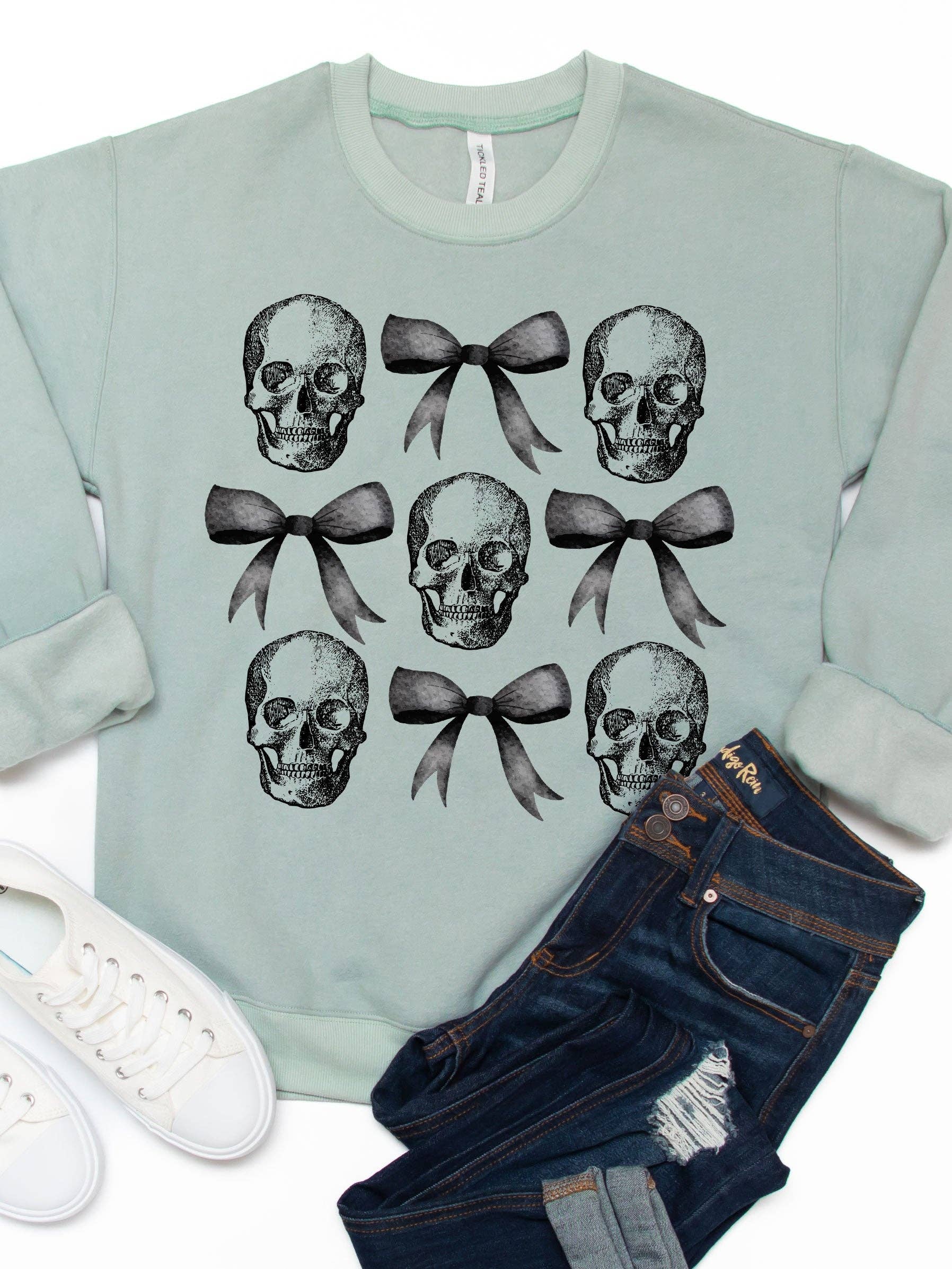 Tickled Teal – Großhandel Sweatshirt mit Grafikdruck – Damen – Sweatshirt mit Totenkopf- und Bogenmotiv4