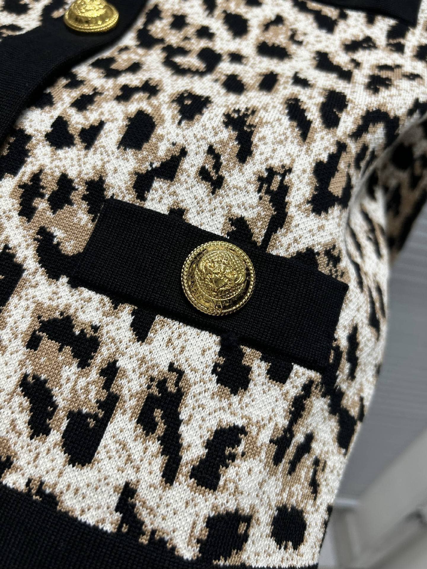 Colore come immagini Cardigan Slim in Maglia Jacquard Leopardato JK170Y con Scollo Tondo in vendita all'ingrosso su Faire4