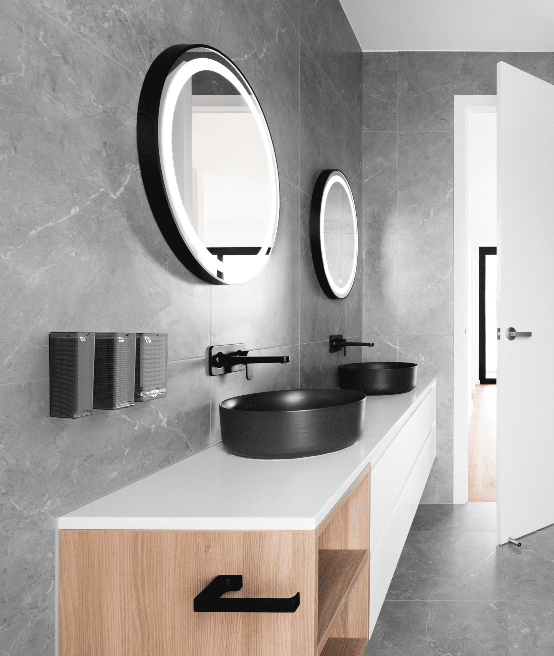 Iris + Arlo – Großhandel Badezimmer-Zubehör-Sets – Spender: 3er-Pack | Wandmontiert aus recyceltem Plexiglas1