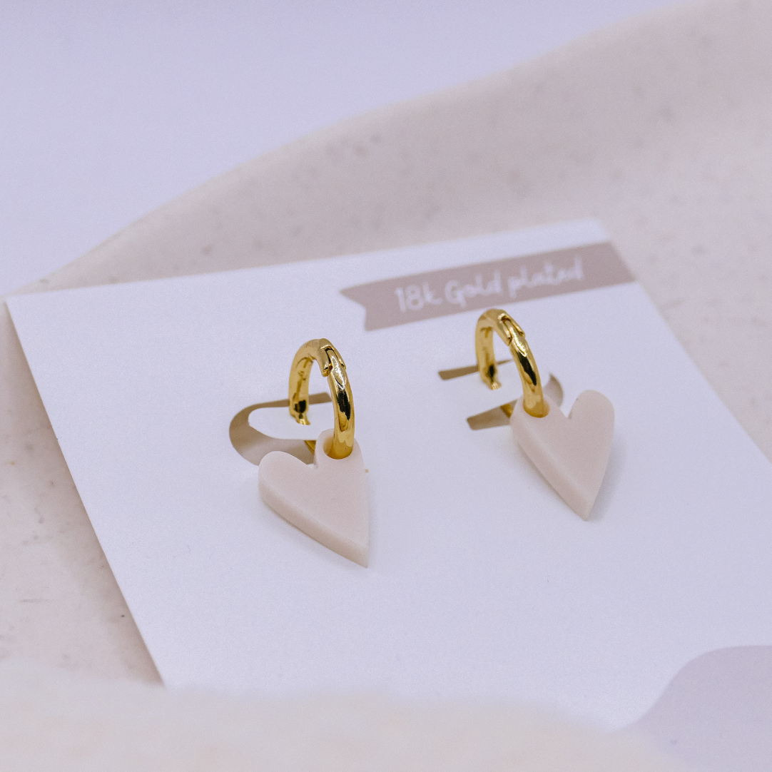Tilda&Theo - Vendita all'ingrosso Orecchini pendenti - Orecchini creoli a cuore in acrilico con cuori bianchi - placcati in oro 18k2