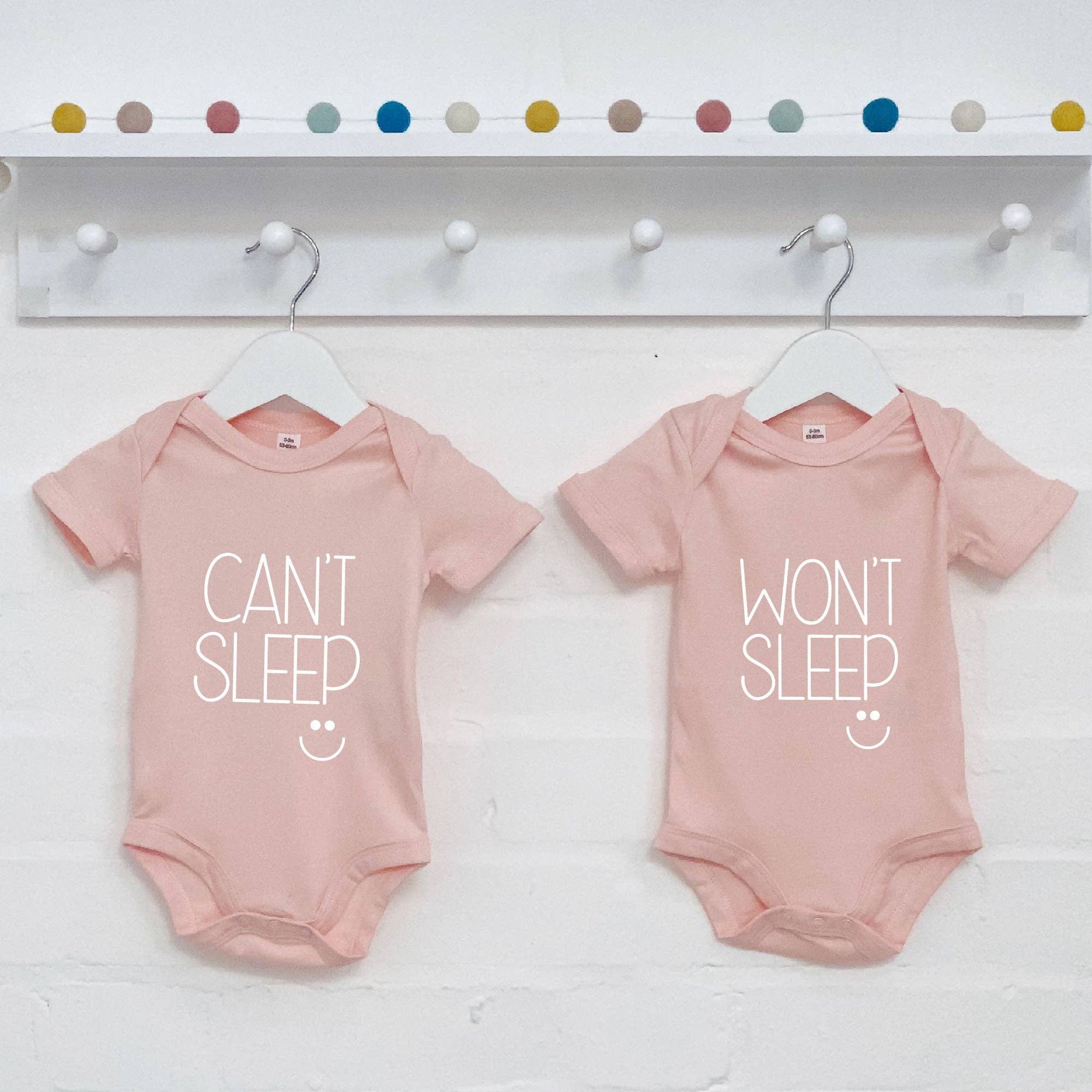 Lovetree Design - Venta al por mayor Conjunto de ropa - Bebés - Set de bodys para gemelos « Cant Sleep, Won't Sleep »4