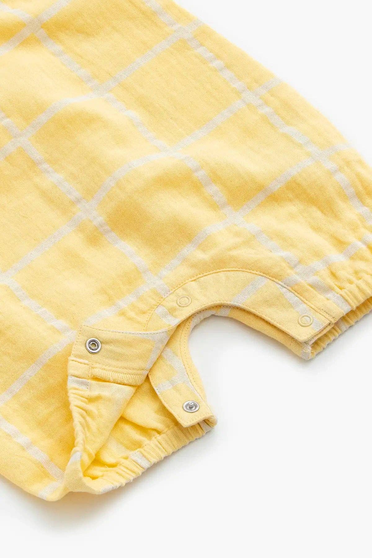 Monica + Andy – Großhandel Strampler – Baby – Gaze-Bubble-Strampler_Gelbes Fensterkreuzmuster4