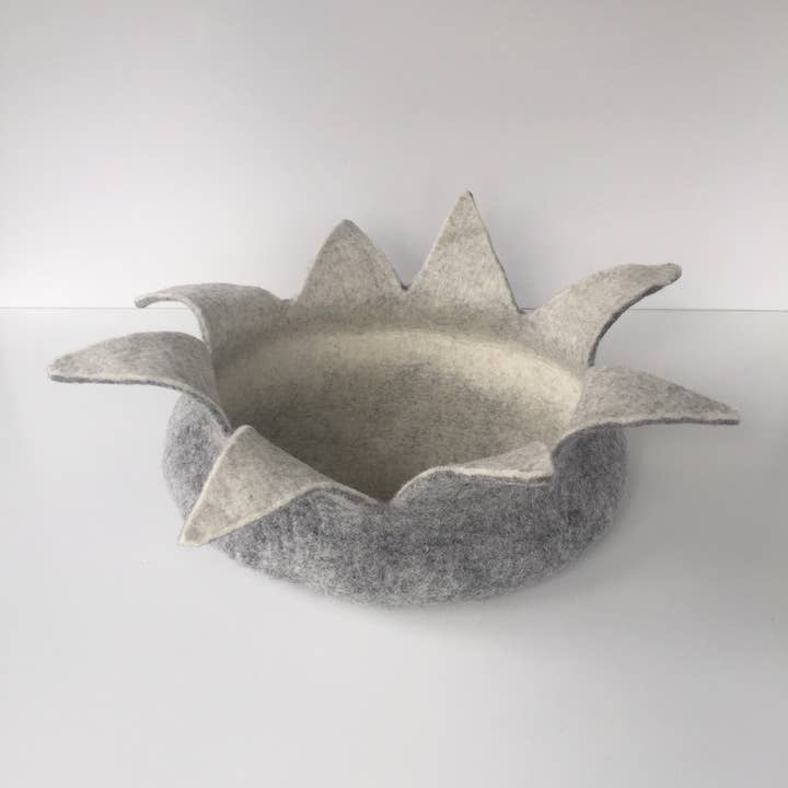 Lotusmand van vilten wol voor katten en kleine honden voor wholesale door COCOON - Paris