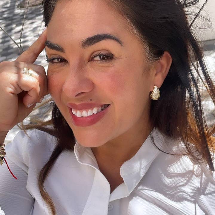 18k GF Pavé CZ Tropfen-Ohrringe - Chunky Dangle für den Großhandel von Milie