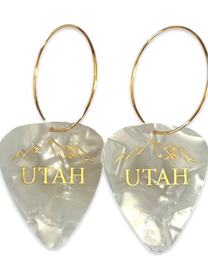 Pendientes con forma de púa de guitarra con perlas blancas de UTAH, Groupie Love para venta al por mayor de Groupie Love