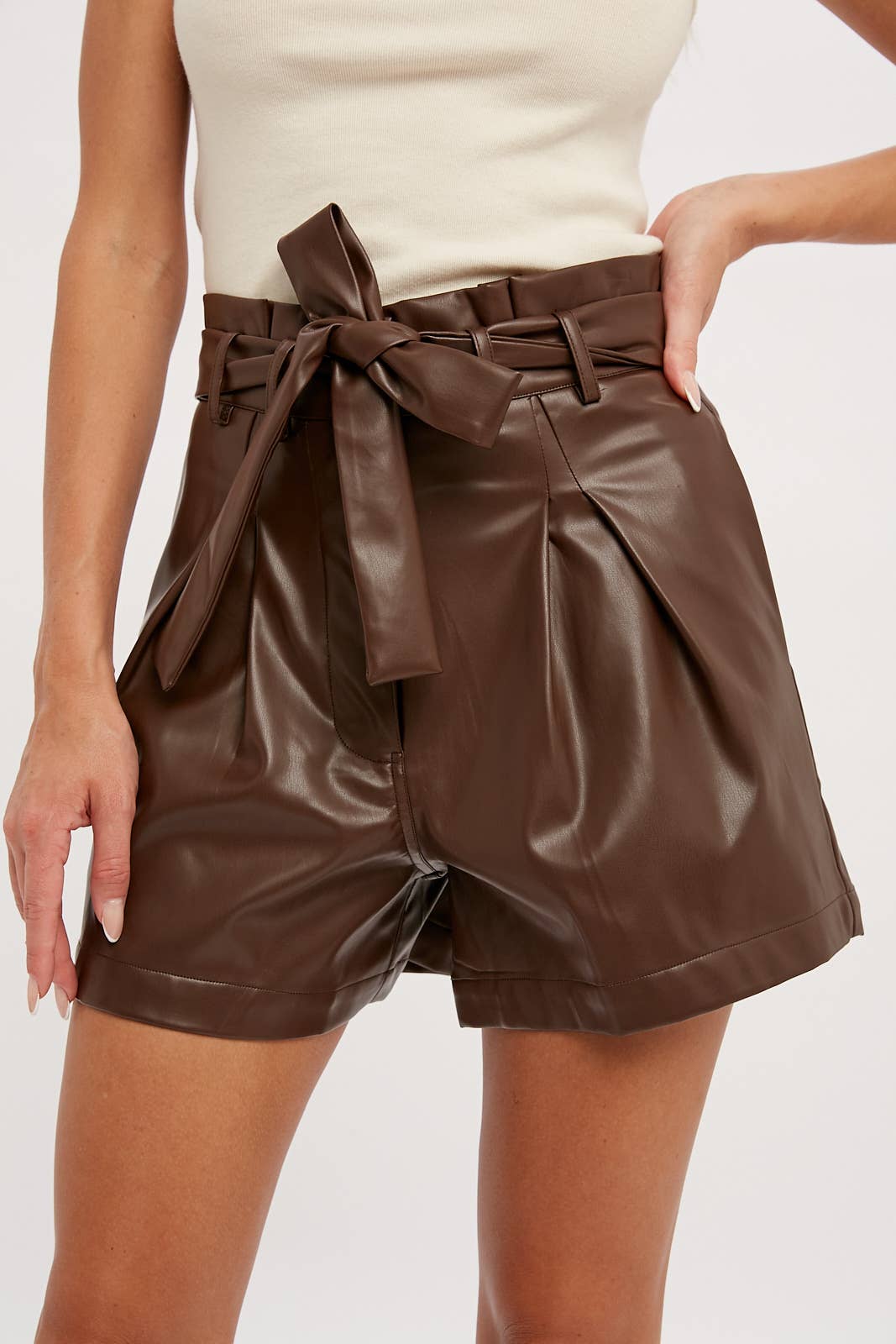 Bluivy - Vendita all'ingrosso Pantaloncini - Donna - Shorts in ecopelle a vita alta1