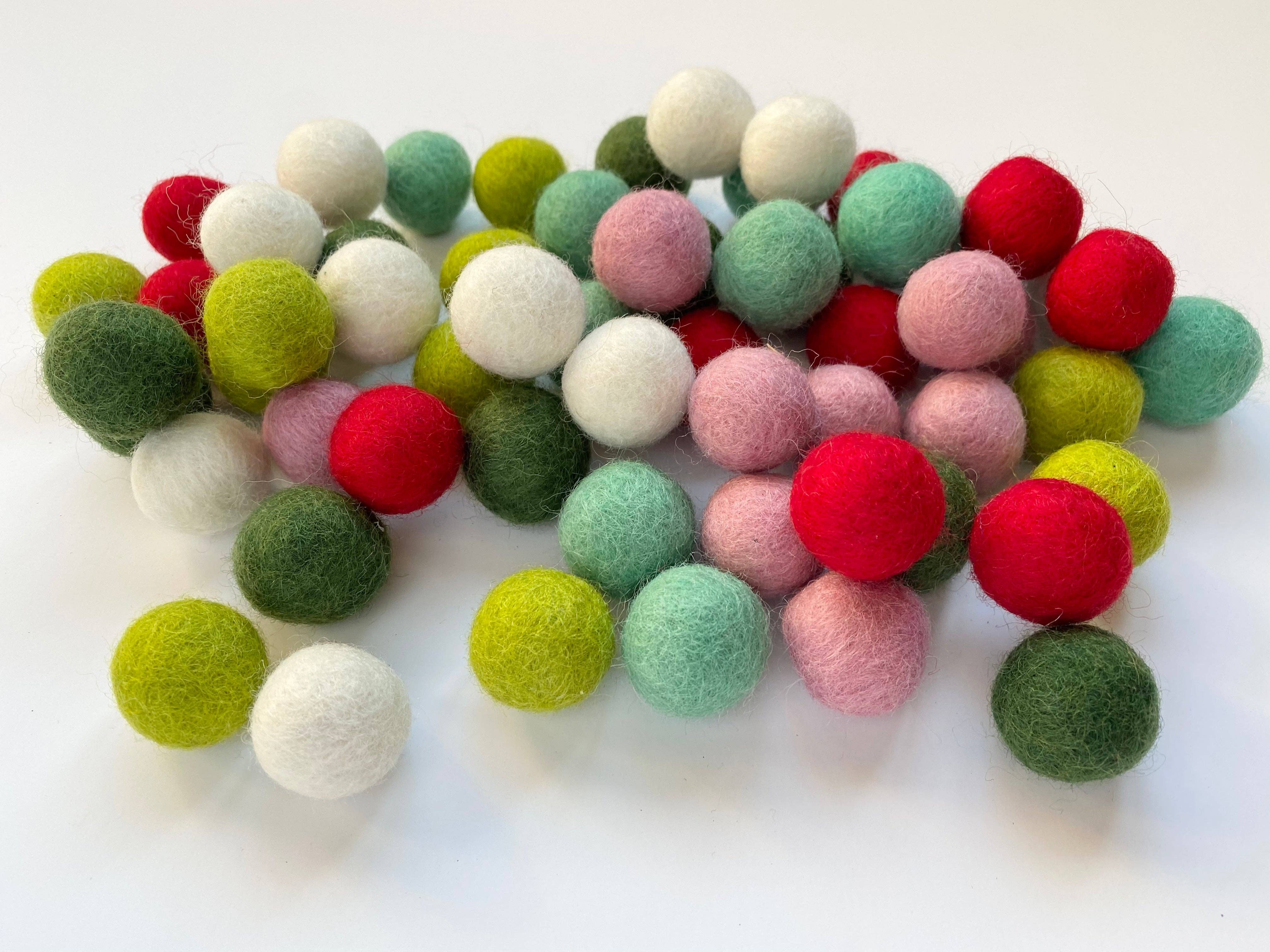 Wool Jamboree - Wholesale Craft Supplies - 1950s Christmas - 2.5 cm Felt Balls9