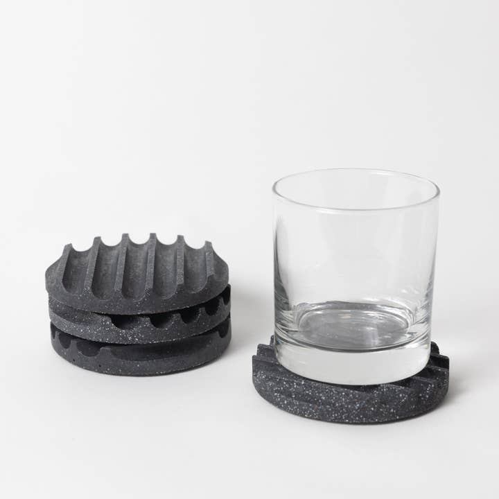 pretti.cool – Engroshandel Bordskånere – Coaster sæt | Sort Terrazzo