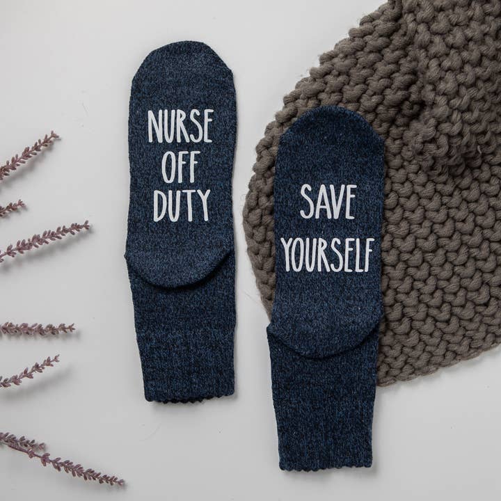 „Nurse Off Duty, Save Yourself” sokcadeau voor verpleegkundigen voor wholesale door The Obstinate Octopus