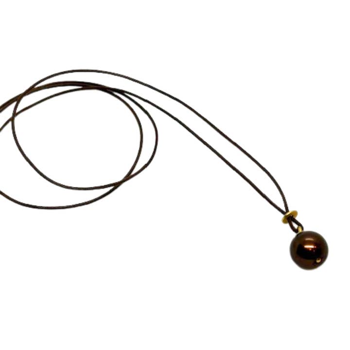 Collier long en corde de lin noire style croisé avec grand pendentif perle chocolat pour la vente par Deborah Grivas Designs
