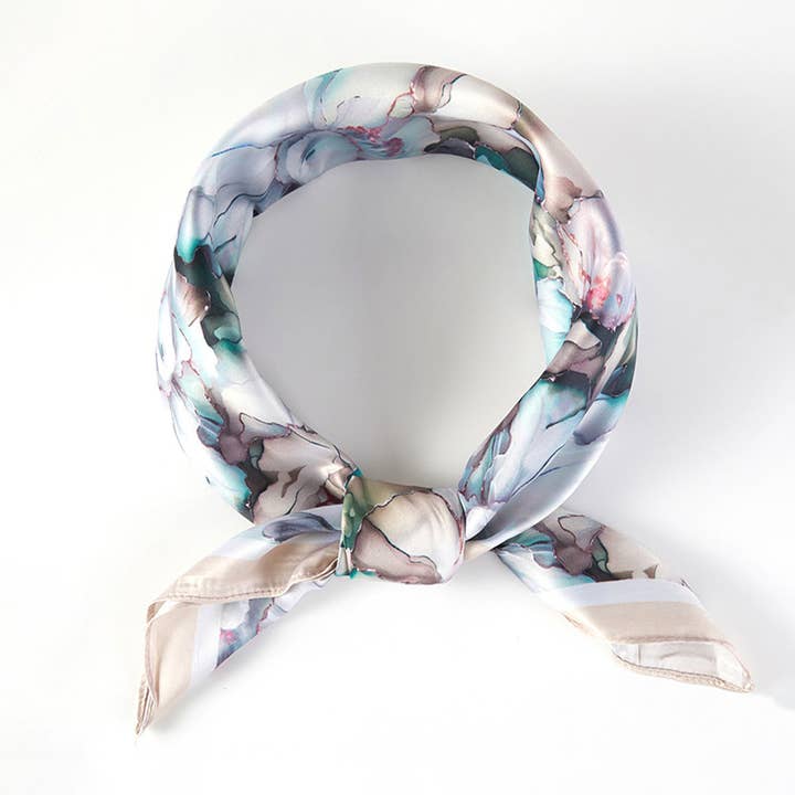 Foulard carré en satin soyeux imprimé de pivoines aquarelle atténuées pour la vente par Sensibling Corp.