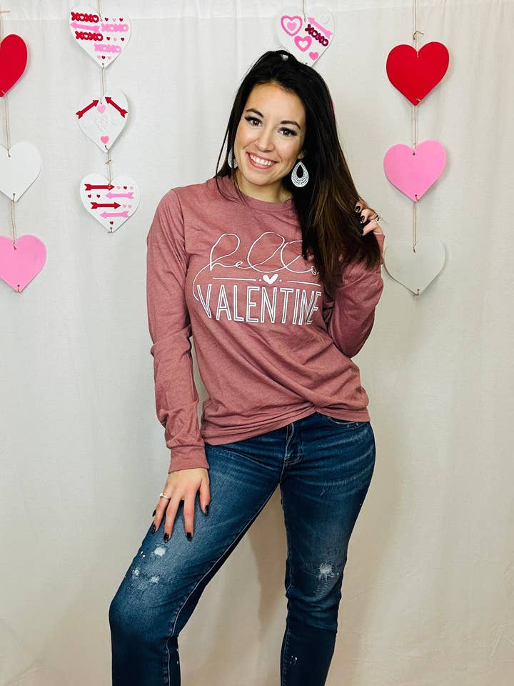Haut graphique à manches longues Hello Valentine pour la vente par C&L Tees