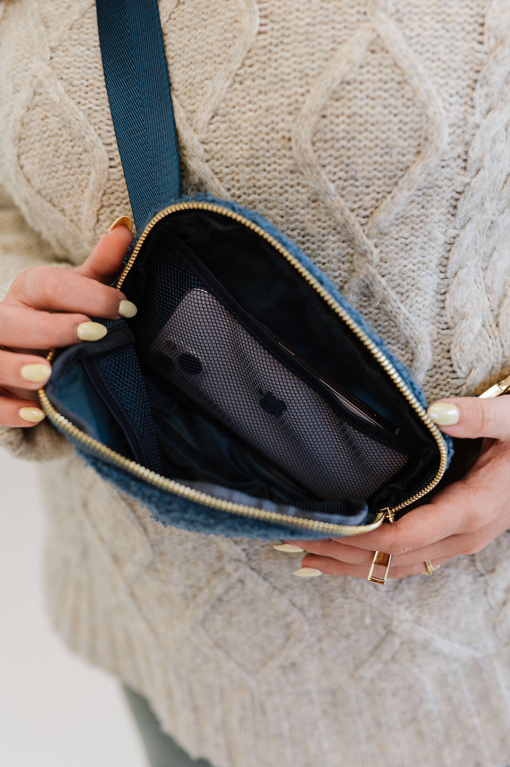 modern and chic - Wholesale Belt Bag - Women's - Aspen Sherpa Belt Bag - Crossbody Fanny Pack Waist Bag5