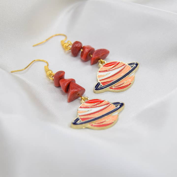 Rode oorbellen met Saturnus voor wholesale door Fox and Bunny Rise