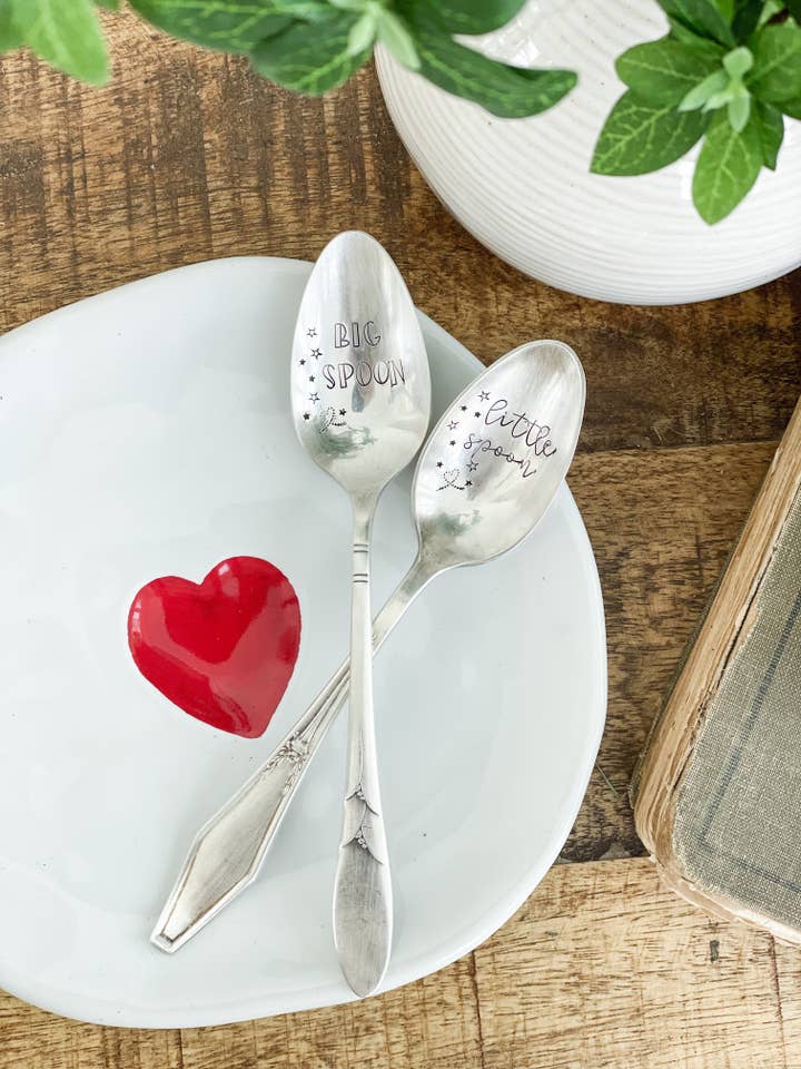 Set di cucchiai stampati vintage Big Spoon, Little Spoon per la vendita all'ingrosso da parte di The Sassy Barn