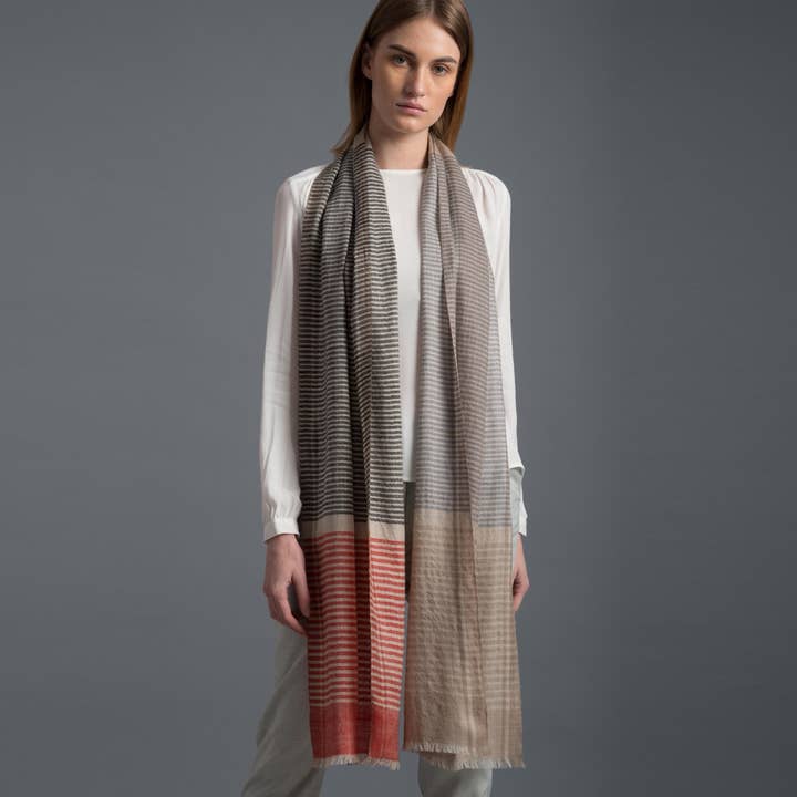 Écharpe en cachemire mélangé tissée à la main Coral Drift pour la vente par SADHU HANDMADE NATURALS