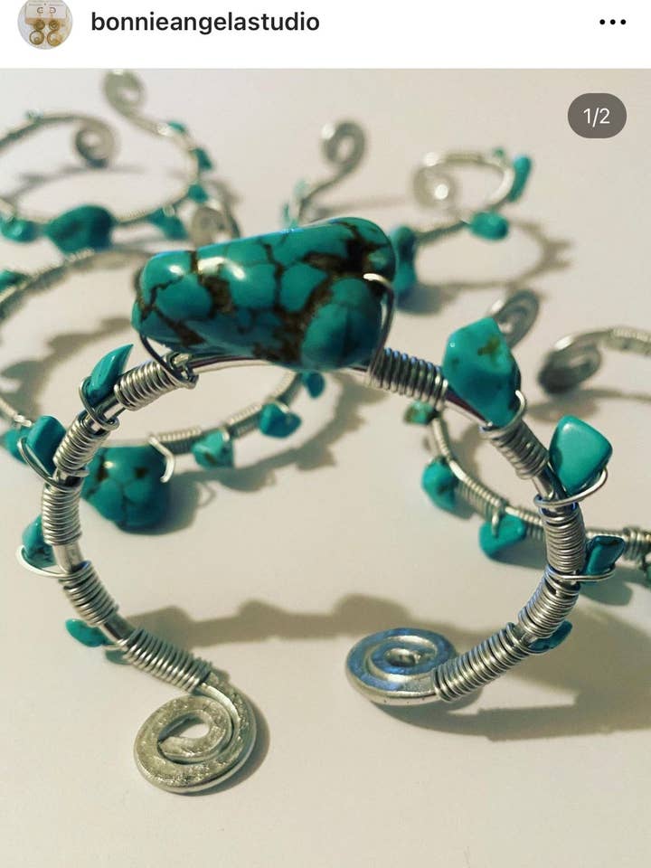 Braccialetti regolabili in metallo Squeeze per la vendita all'ingrosso da parte di Angela Catirina Jones