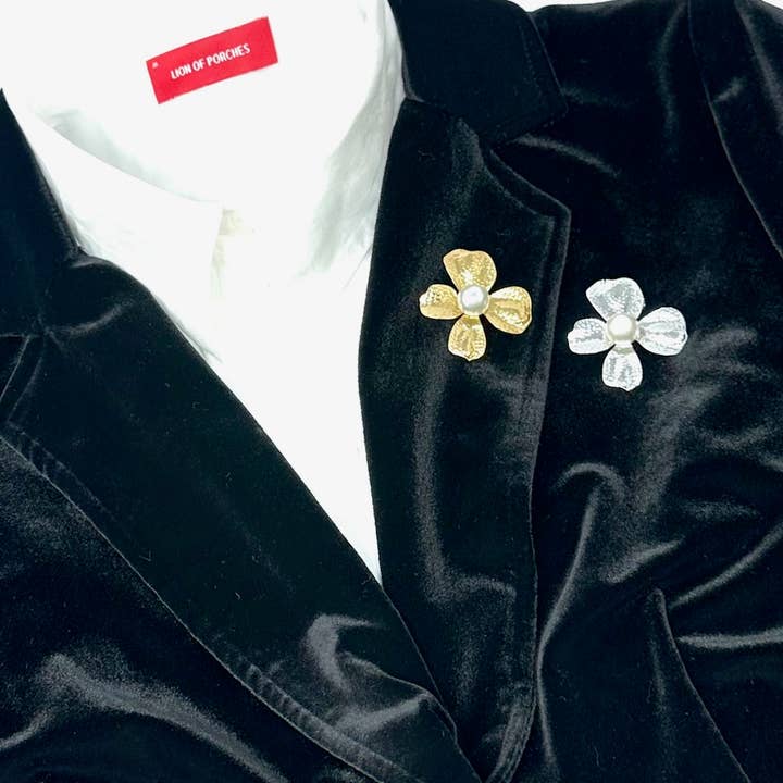 Simple flower with faux pearl for wholesale by Lovethelinks Ltd