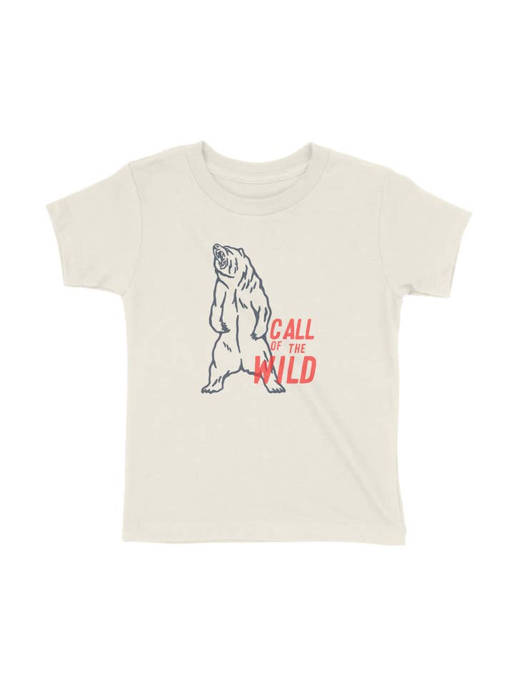 Camiseta para niño pequeño «La llamada de lo salvaje» con oso para venta al por mayor de Buffalo Mountain Print + Supply