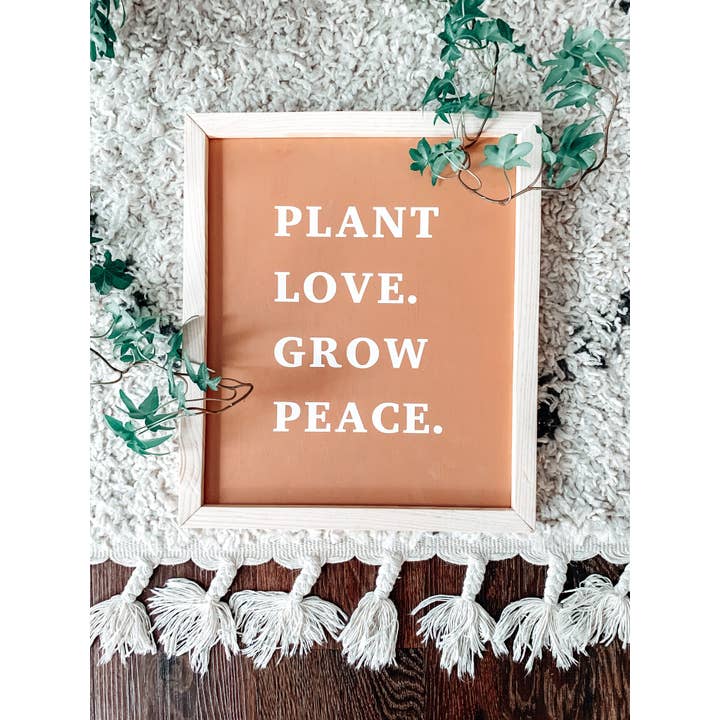 House Of Tri – wholesale Skylt – Växt kärlek. Odla fred. (Fawn) | Träskylt