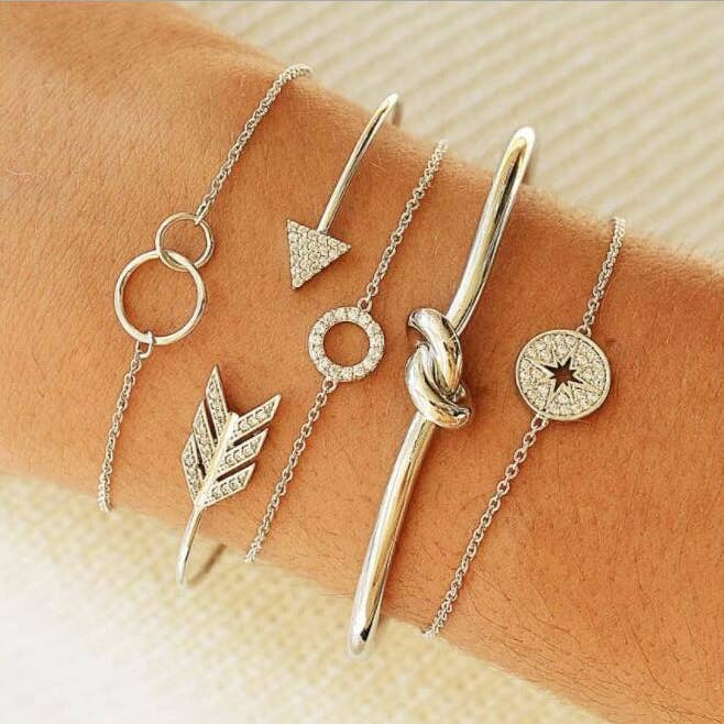 Ensemble de bracelets minimalistes nœud d'amour plaqué or blanc 14K pour la vente par Golden NYC Jewelry