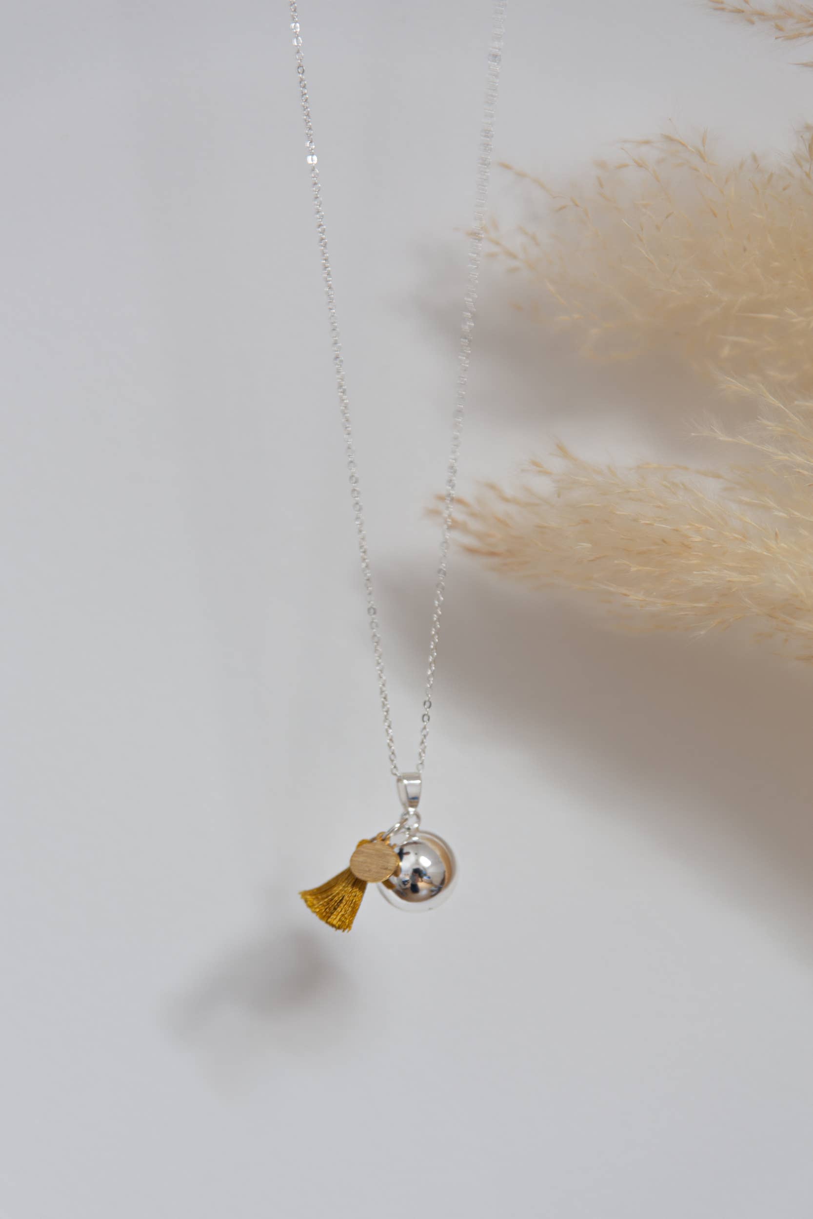 CESTBOLAVIE - Vendita all'ingrosso Collana con ciondolo/pendaglio - Bola Canggu - Ciondolo in lega di zinco placcato argento con nappina e medaglione dorato1