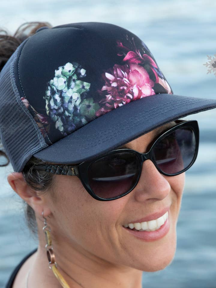 Casquette Piper Ponytail Trucker pour la vente par Canadian Frost