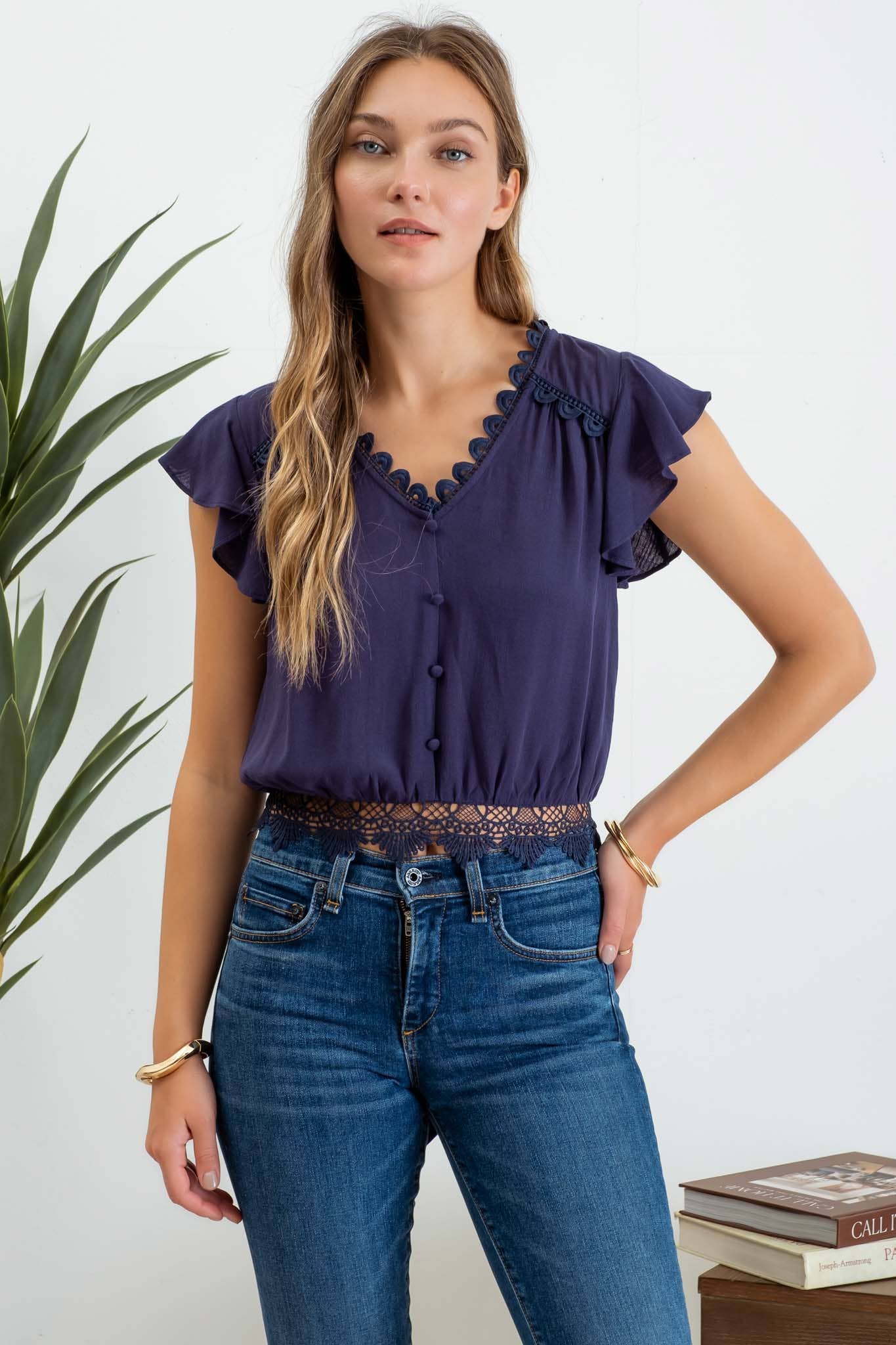 Blu Pepper – Blusa - Mulher por atacado – Top cropped de manga curta com renda, laço nas costas e botões frontais4