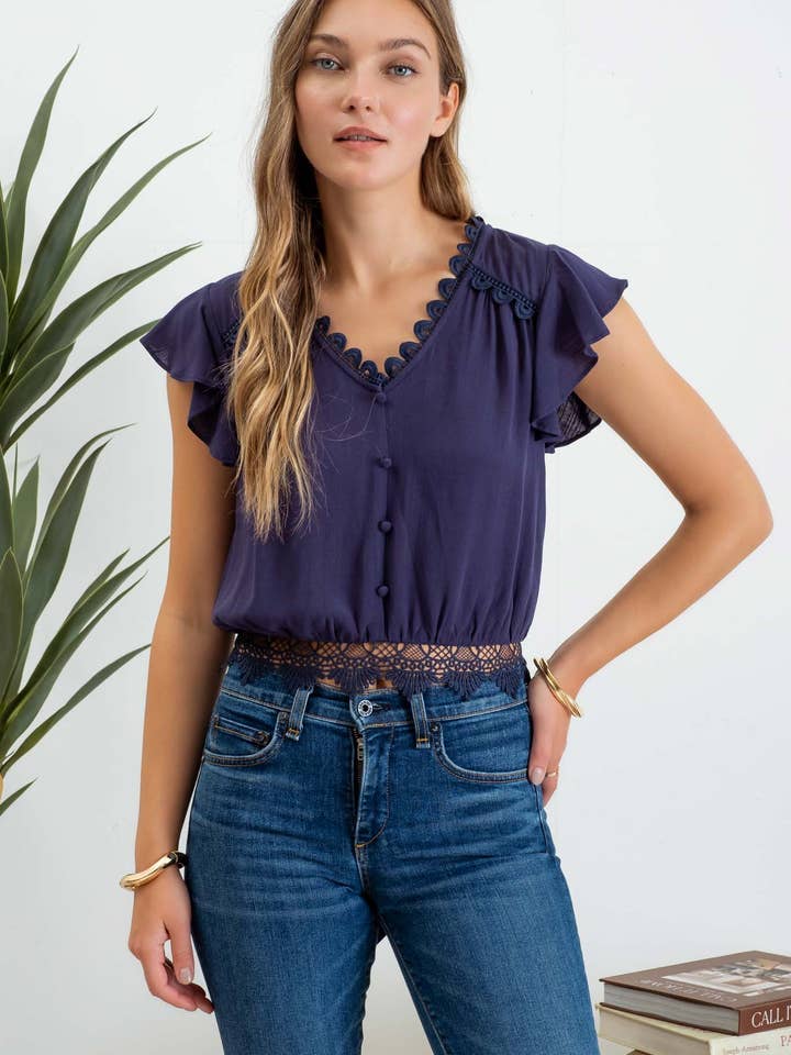 Blu Pepper – Blusa - Mulher por atacado – Top cropped de manga curta com renda, laço nas costas e botões frontais4
