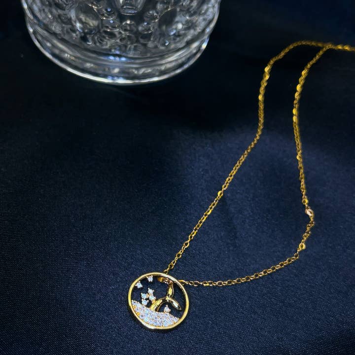 Collana con etichetta dorata Sunset Mermaid, elegante e carino ciondolo per la vendita all'ingrosso da parte di Holicca