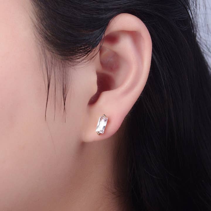 Aim Eternal - Vendita all'ingrosso Orecchini a bottone - Piccoli orecchini a bottone a forma di baguette riempiti in oro | orecchini a secondo foro | piccole borchie rettangolari | borchie a forma di baguette V-1231