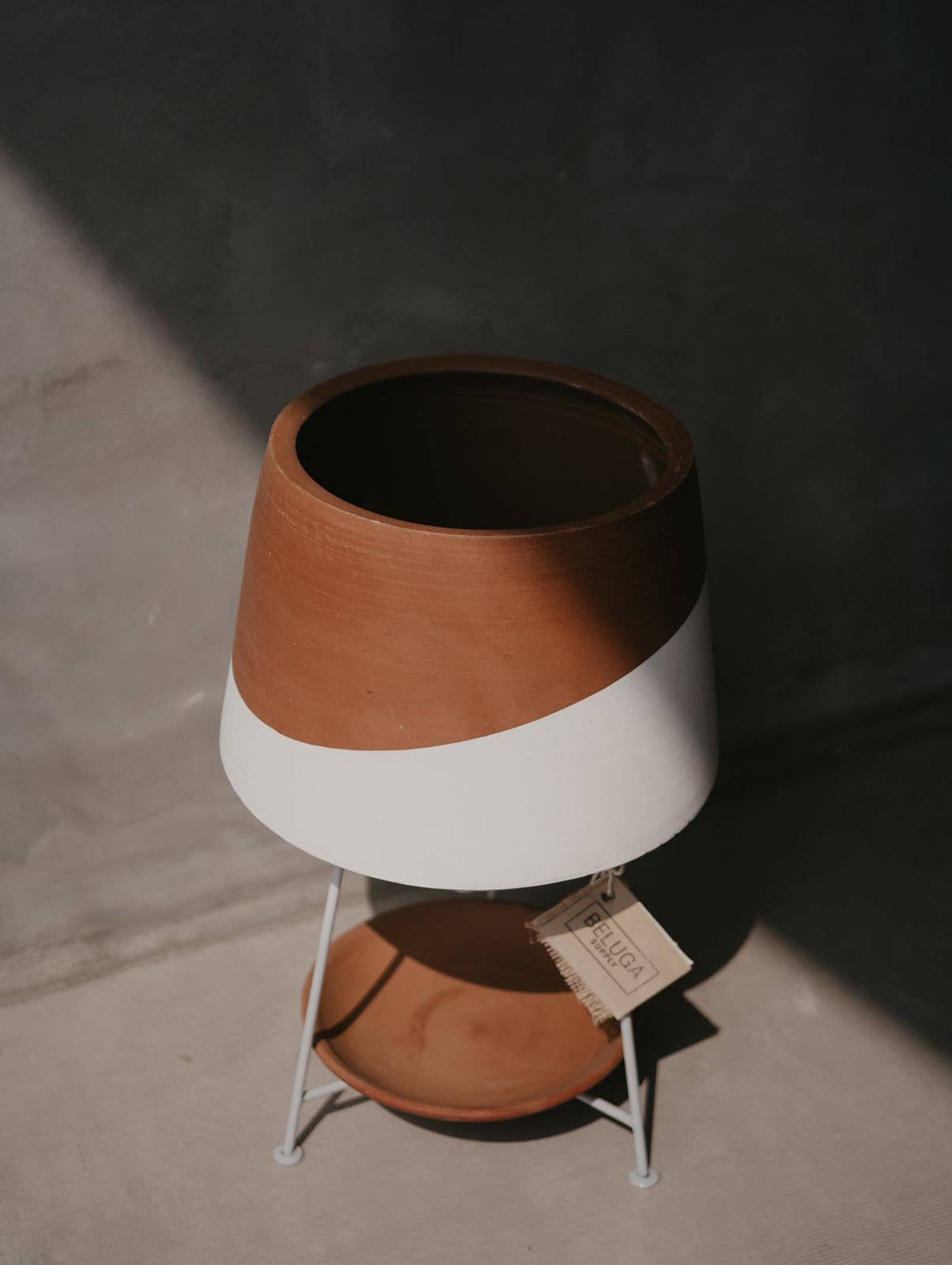 Beluga Supply Company - Vendita all'ingrosso Vasi per piante - Vaso per piante in terracotta con supporto in metallo (piccolo)7