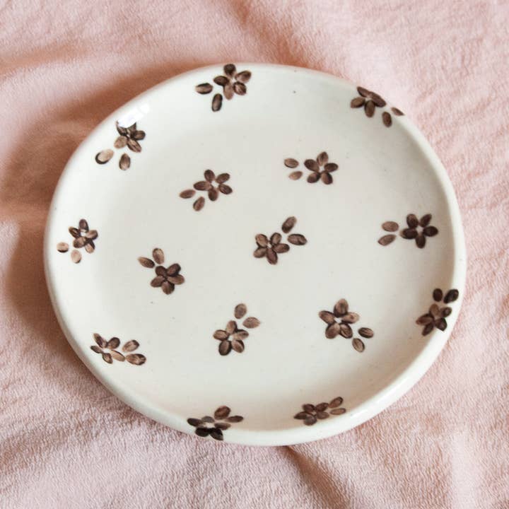 Plato organizador negro de cerámica "Forget Me Not" para venta al por mayor de Erika Christine Ceramics