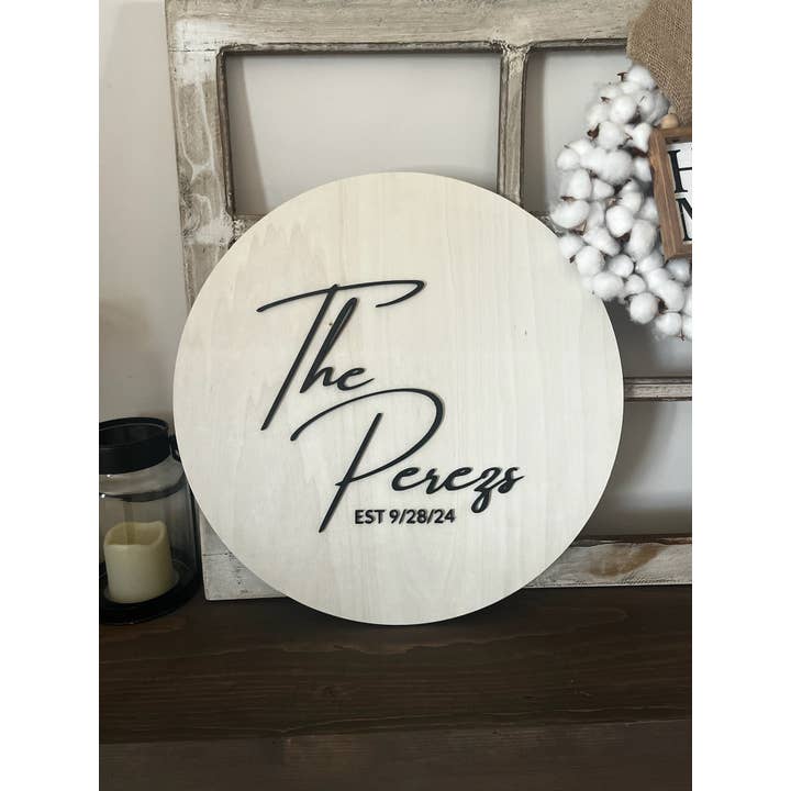 Brugerdefineret bryllupsgæste-indtjekningsskilt med navn og dato for engroshandel hos Crafted Nexus Creations