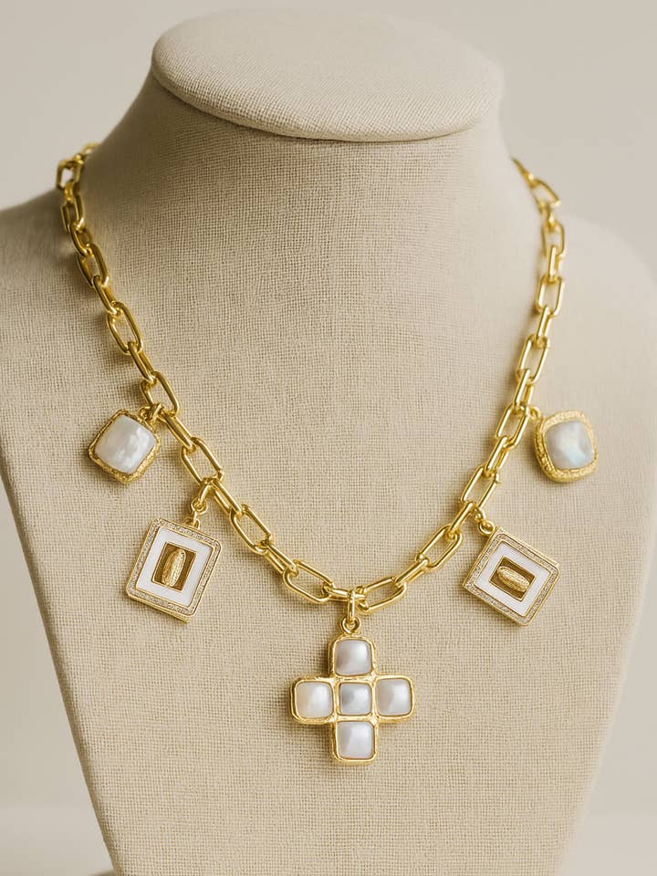 Collier en or avec des breloques catholiques en nacre et une croix en perles pour la vente par PHOEBE´S