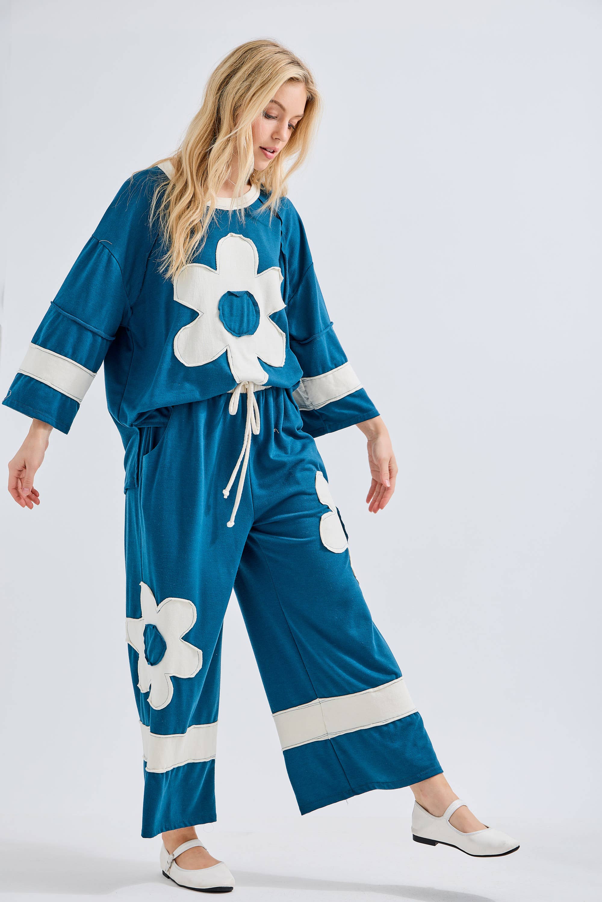 J.Her – Calças - Mulher por atacado – Calças de Perna Larga com Lavagem Mineral e Remendos de Flores HP633415