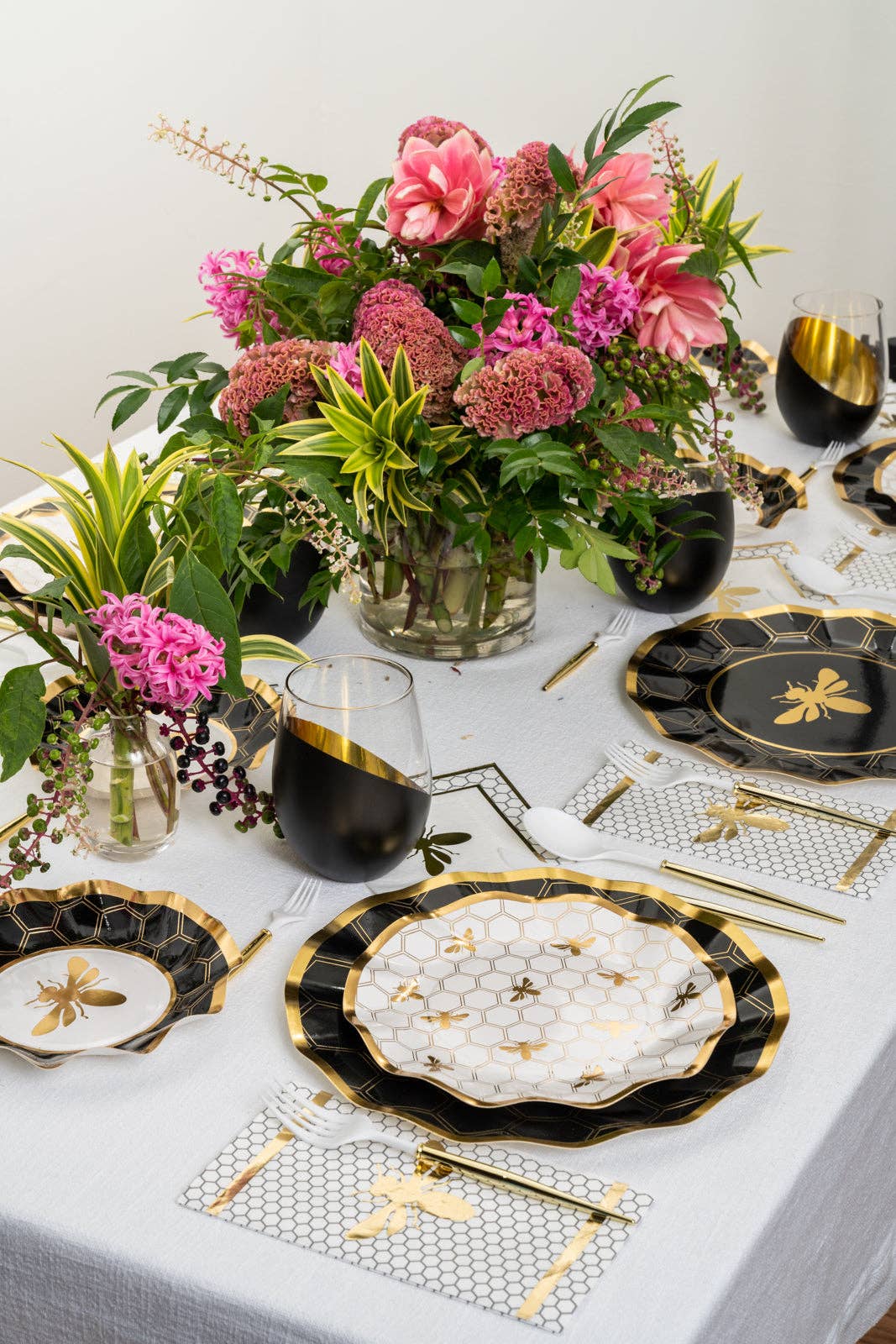 Sophistiplate - Wholesale Disposable Plate - Honeybee Wavy Paper Salad Plate/8pk7