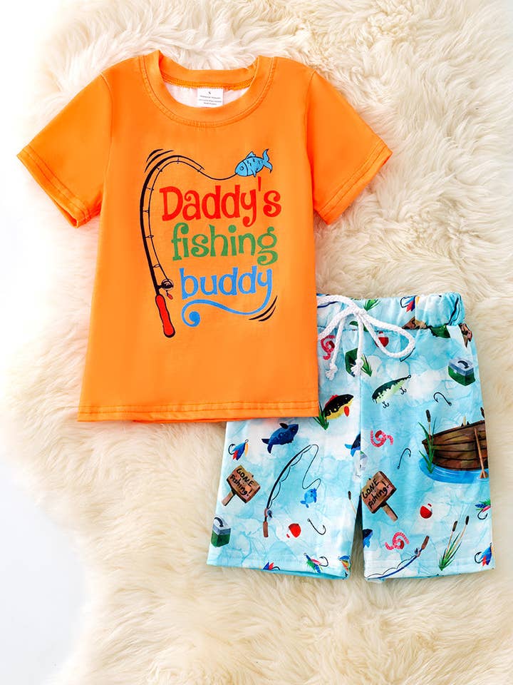 T-shirt orange "Le copain de pêche de papa" et short imprimé poisson. pour la vente par Kids Charm Online
