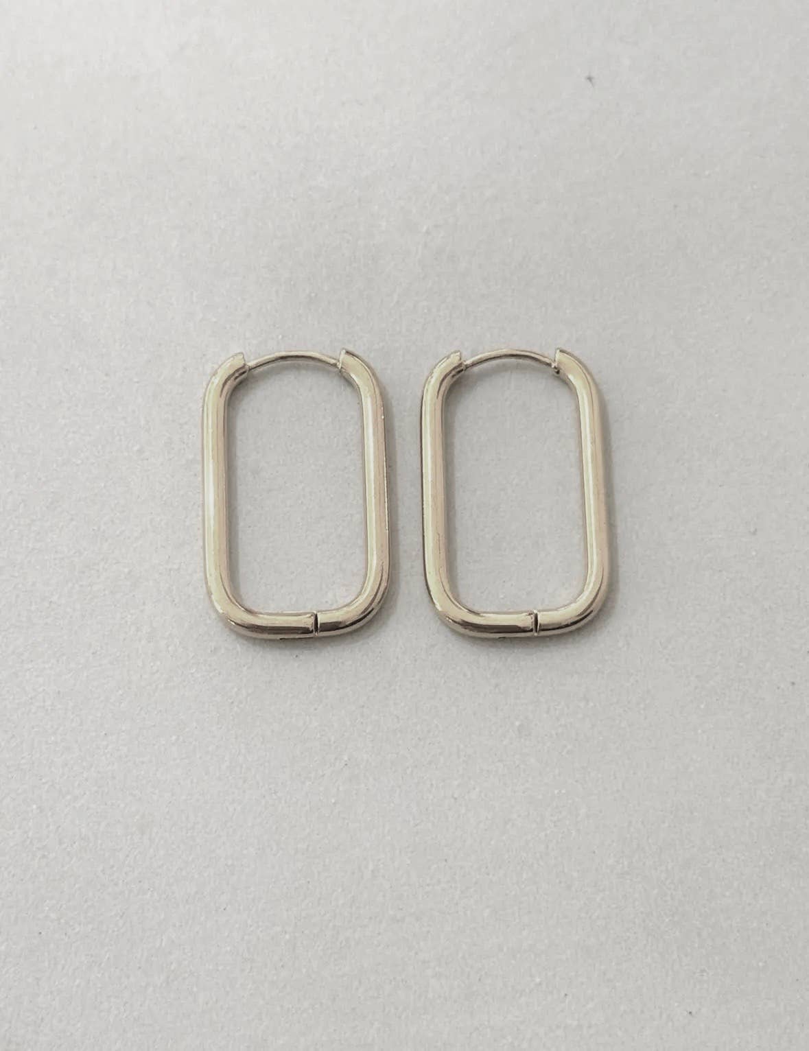 Cassette Barcelona – wholesale Hoop-örhängen – Geometriska rektangulära örhängen i rostfritt stål1