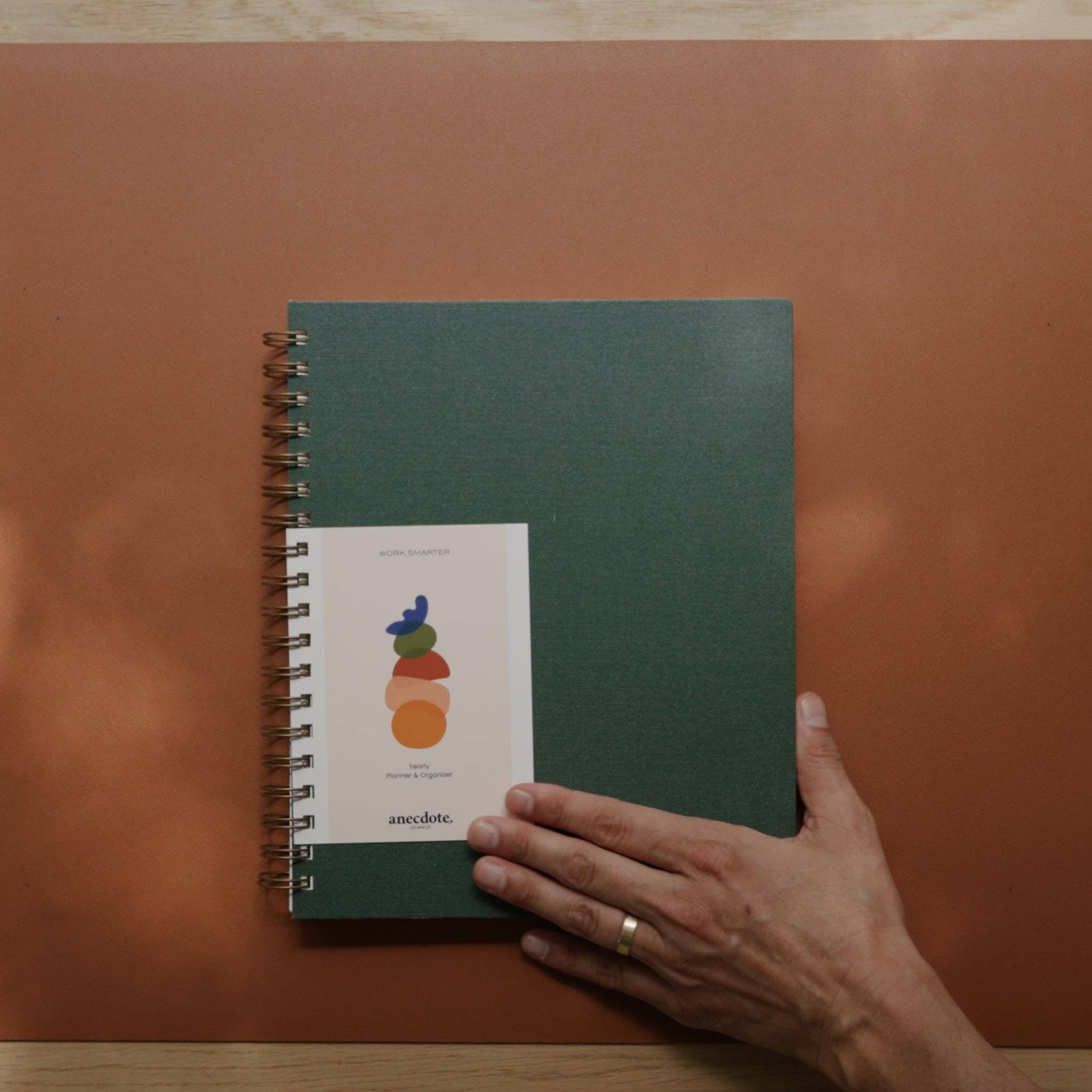 Anecdote Goods - Venta al por mayor Agendas - El Planificador Anual - Encuadernado en Espiral de Latón con Cubierta de Buckram24