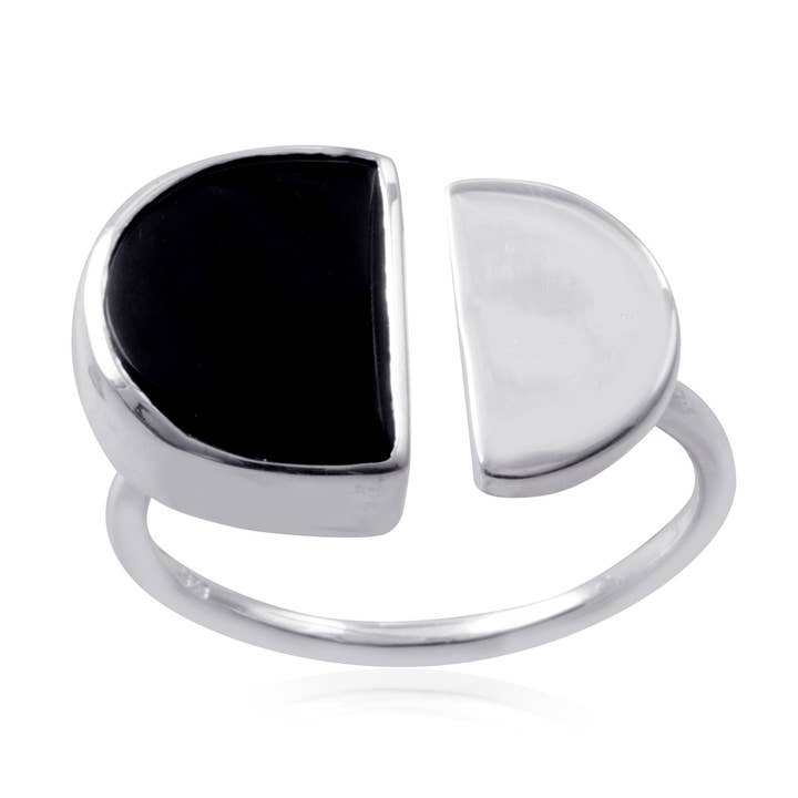 Vama Couture | Bague Sasha en argent sterling avec onyx noir pour la vente par Vama Couture